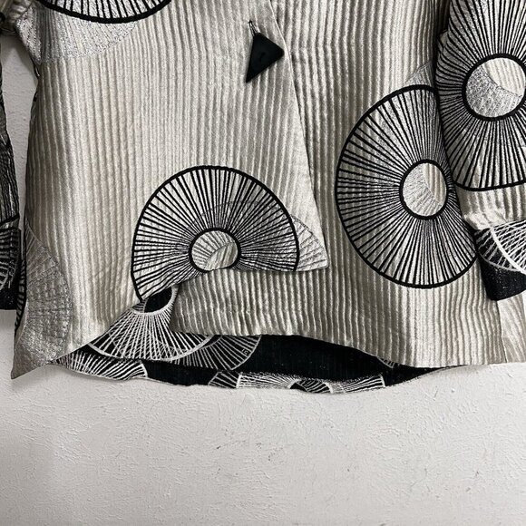 Elegant Black and White Women's Blazer - Picture 4 of 10